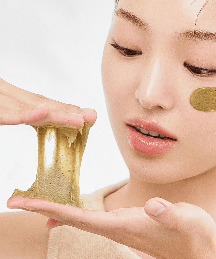 Femme utilisant HANYUL Young Mugwort Cleansing absorption Pack Foam pour une peau éclatante et nettoyée.