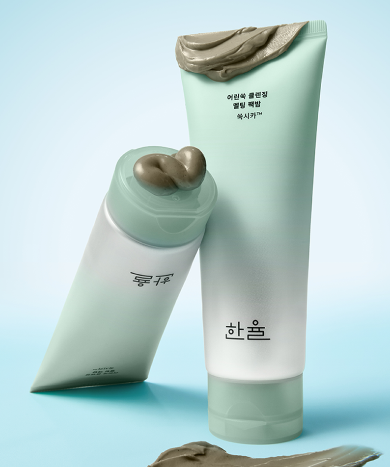 HANYUL Young Artemisia Cleansing Pack Balm 100g en tube vert, nettoyant pour le visage en pack de 100g sur fond bleu.