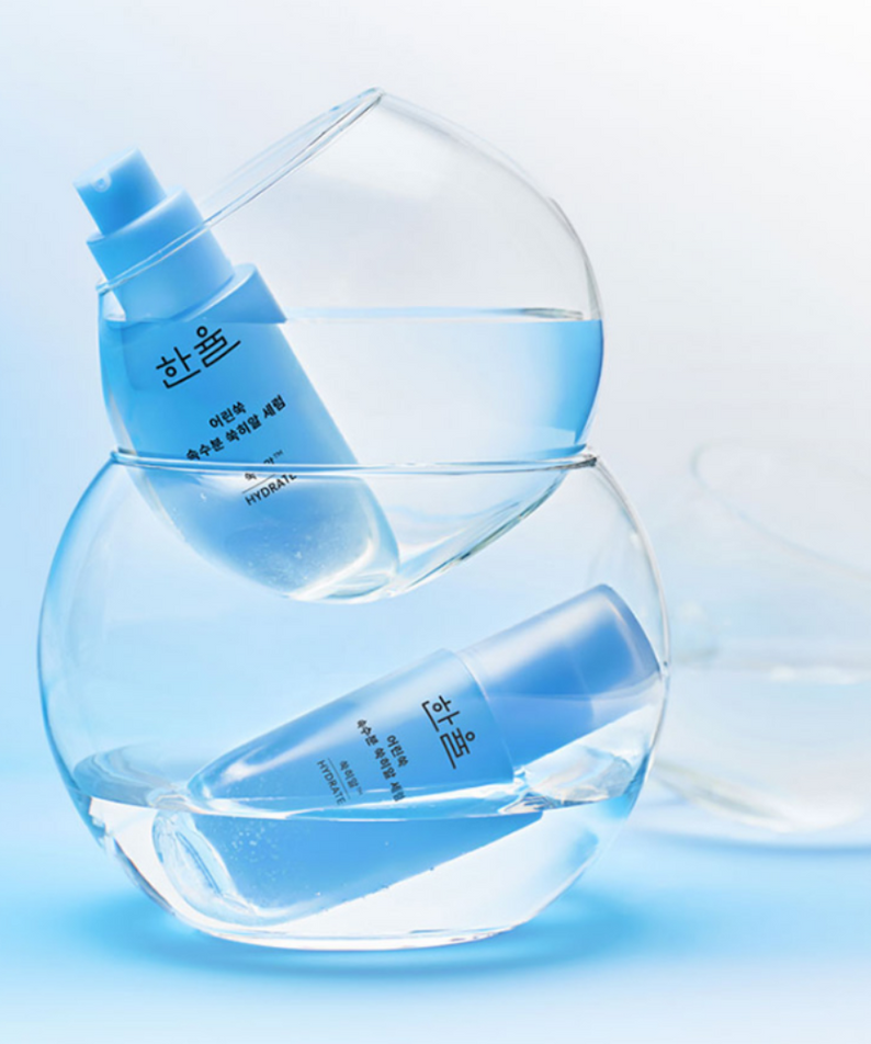 HANYUL Young Artemisia Extract Moisturizing Serum 40ml dans un décor aquatique élégant en flacons transparents.