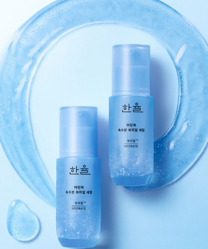 Deux flacons de HANYUL Young Artemisia Extract Moisturizing Serum 40ml avec arrière-plan fluide bleu.