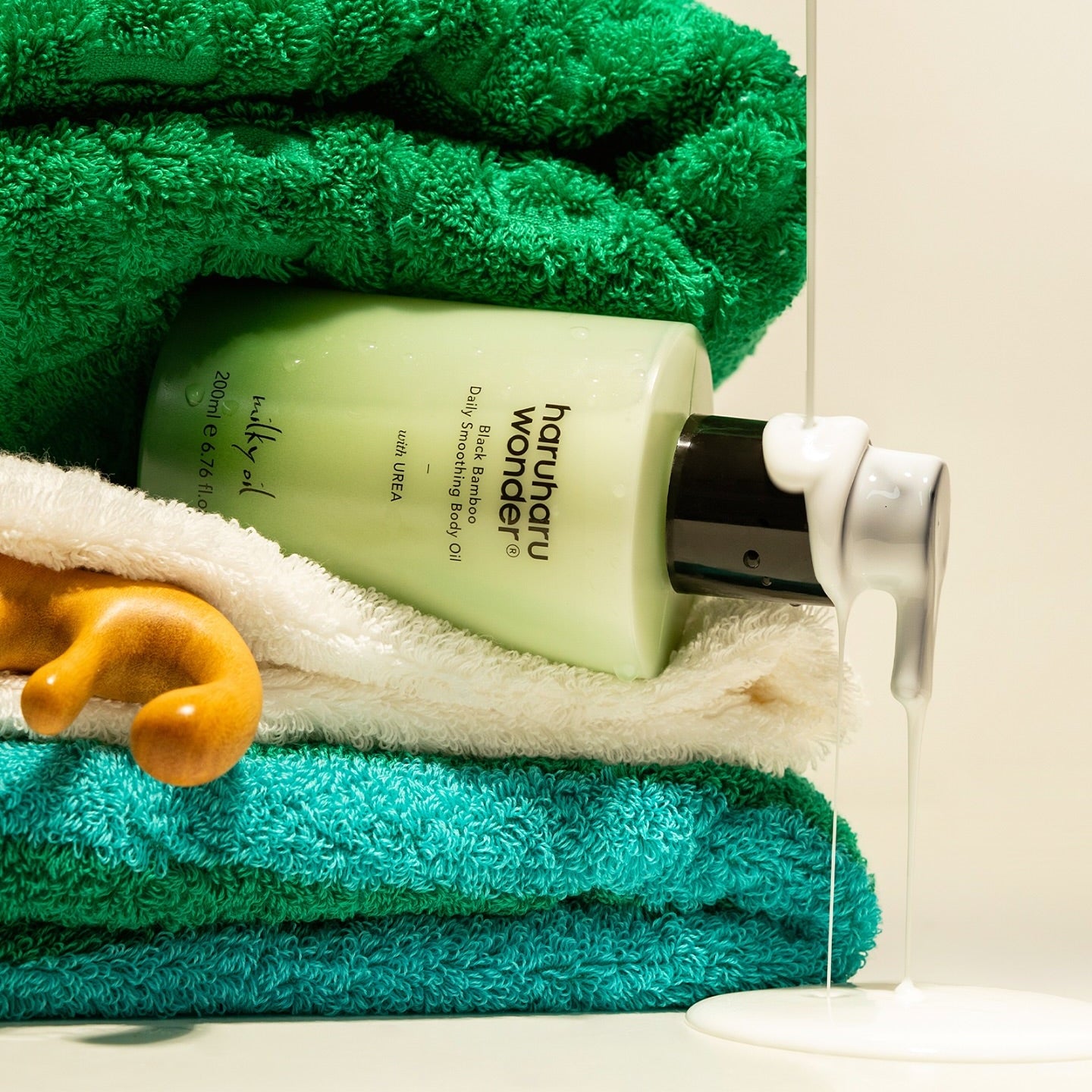 HARUHARU Black Bamboo Daily Smoothing Body Oil 200ml sur serviette verte, marque visible en contexte spa/soin corps