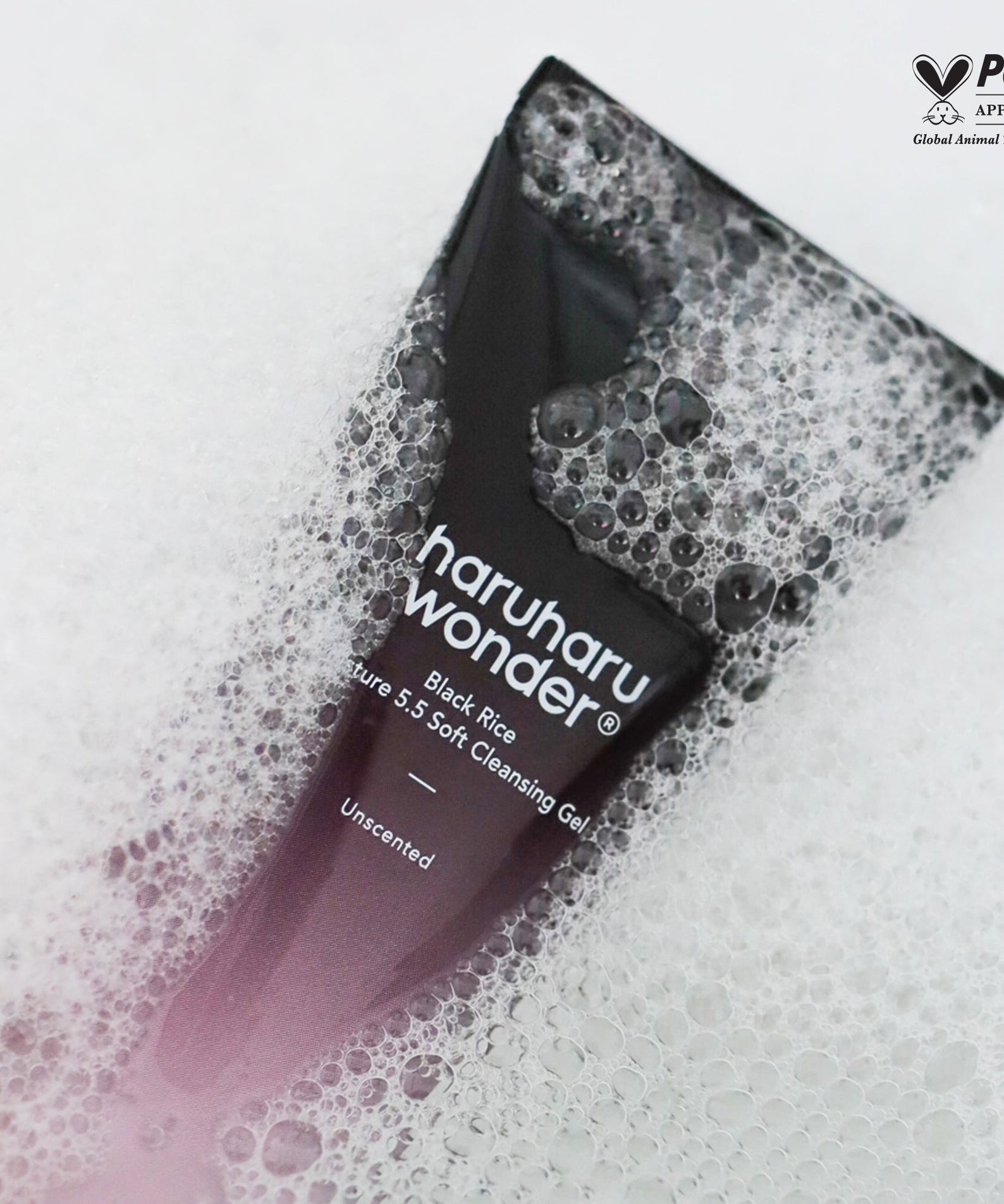 HARUHARU Black Rice Moisture Mildly Acidic Soft Cleansing Gel 100ml en flacon, sur fond blanc, avec mousse en contexte skincare.