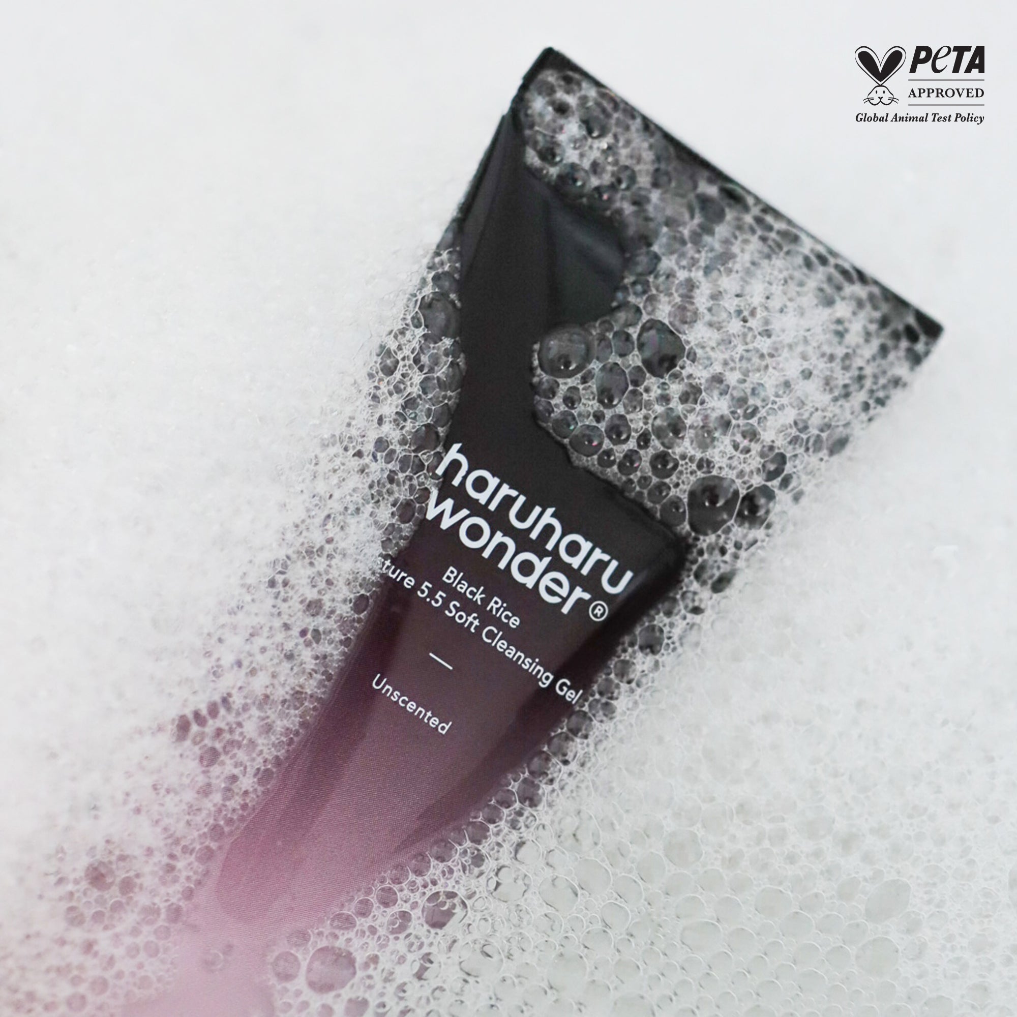 HARUHARU Black Rice Moisture Mildly Acidic Soft Cleansing Gel 100ml en flacon, sur fond blanc, avec mousse en contexte skincare.