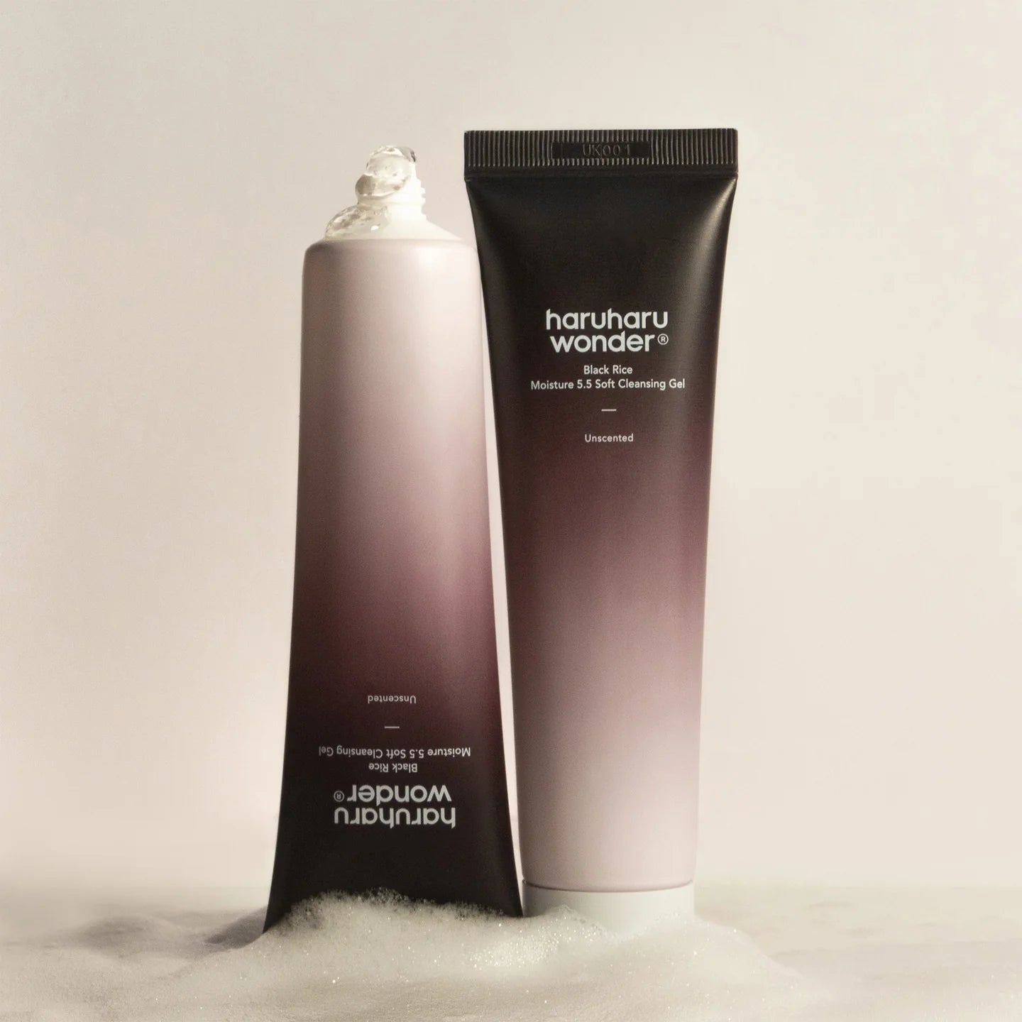 HARUHARU Black Rice Moisture Mildly Acidic Soft Cleansing Gel 100ml de la marque HARUHARU, sur fond clair, flacons et gel.