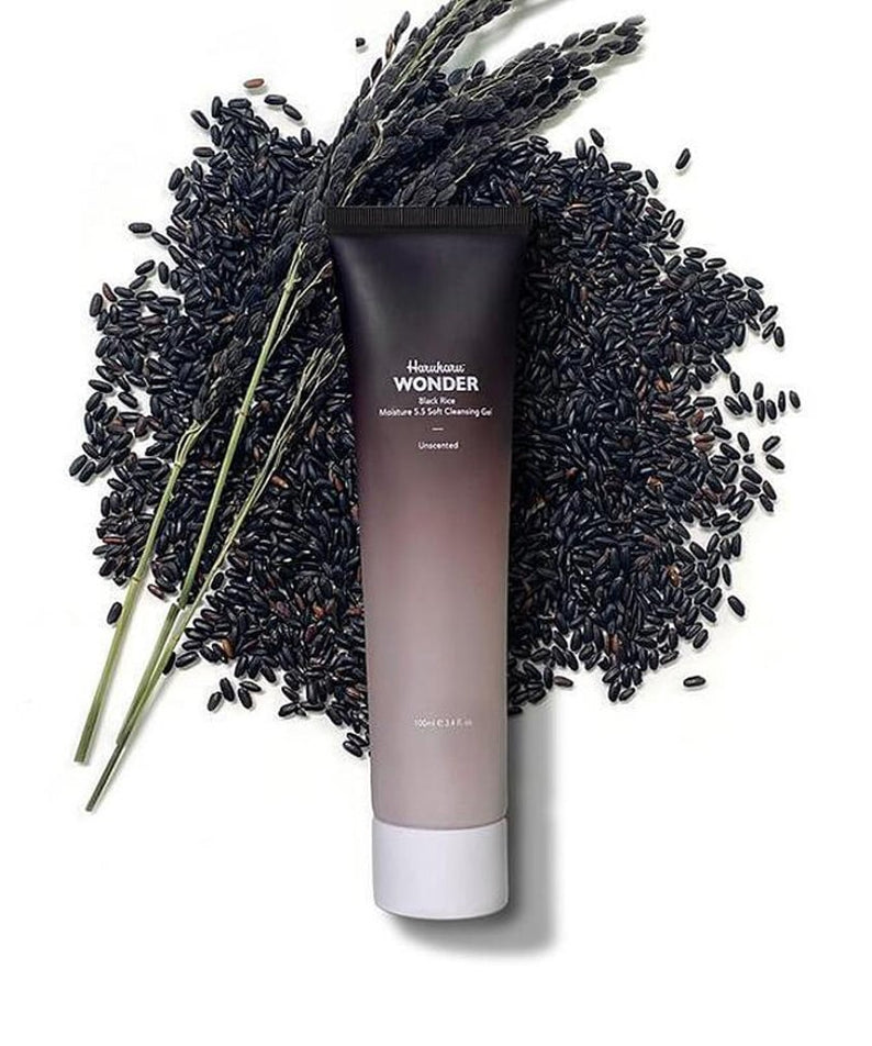 HARUHARU Black Rice Moisture Mildly Acidic Soft Cleansing Gel 100ml, flacon noir sur fond blanc avec riz noir, marque HARUHARU.