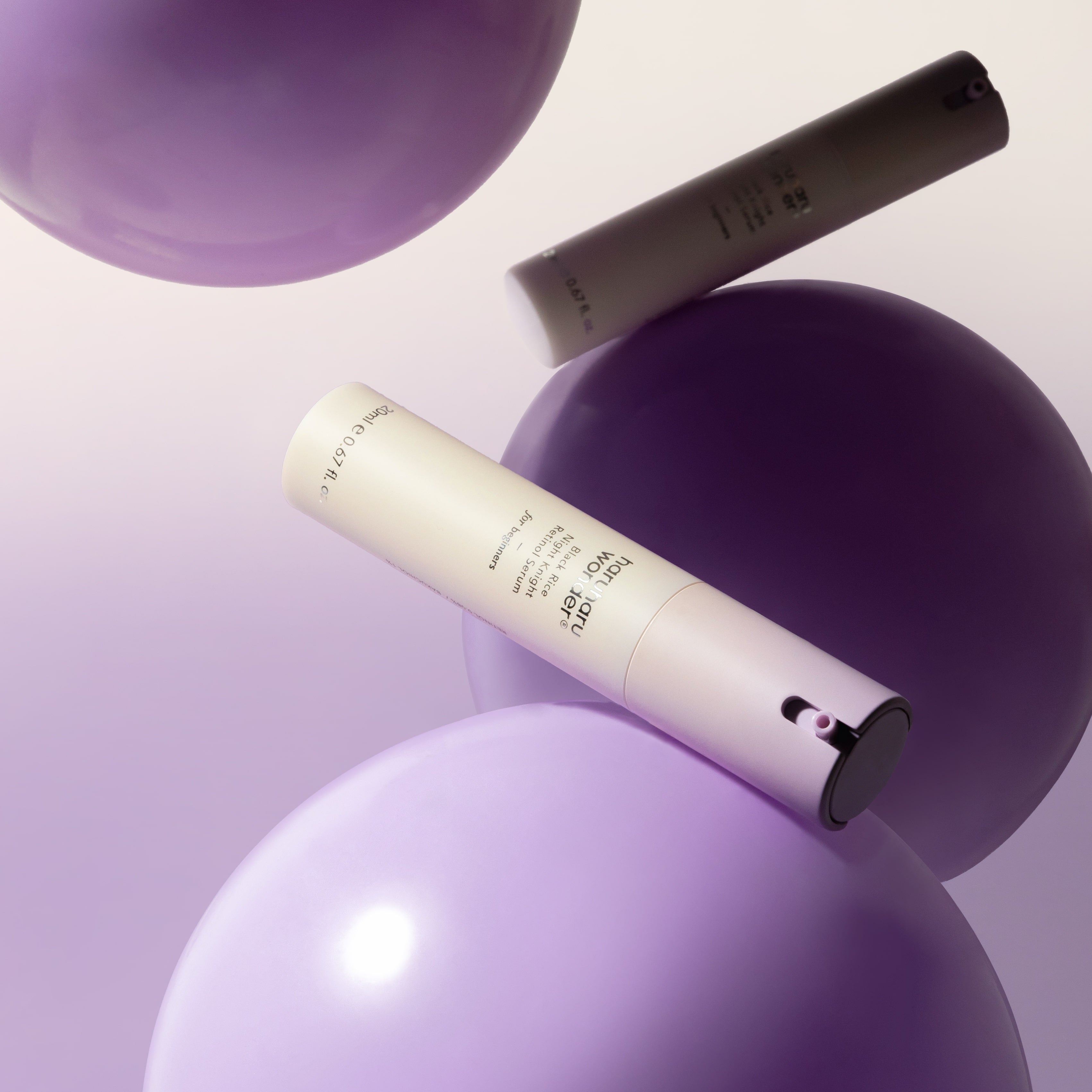 HARUHARU Black Rice Night Night Retinol Serum 20ml en flacon crème sur fond violet, visuel studio produit HARUHARU.