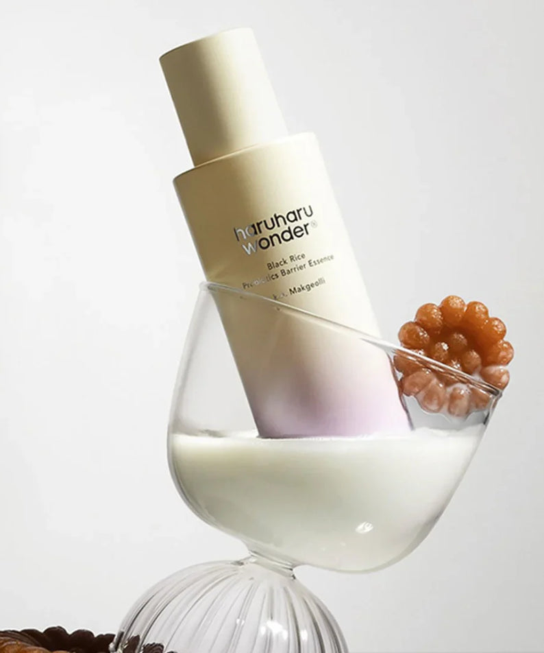 HARUHARU Black Rice Probiotics Barrier Essence 120ml de la marque HARUHARU, flacon crème sur fond clair, grains de riz.