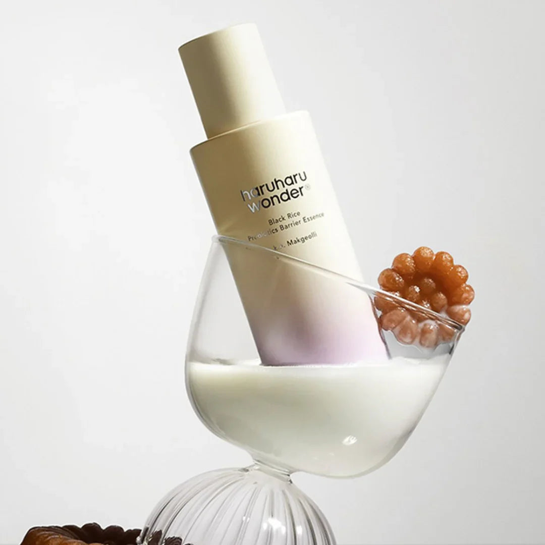 HARUHARU Black Rice Probiotics Barrier Essence 120ml de la marque HARUHARU, flacon crème sur fond clair, grains de riz.