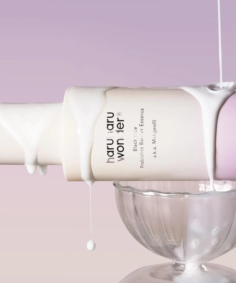 HARUHARU Black Rice Probiotics Barrier Essence 120ml de la marque HARUHARU, flacon crème sur fond violet, gouttes et texture