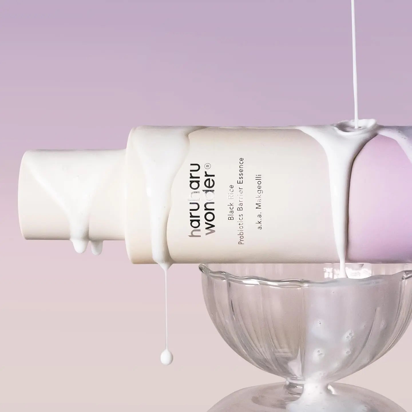 HARUHARU Black Rice Probiotics Barrier Essence 120ml de la marque HARUHARU, flacon crème sur fond violet, gouttes et texture