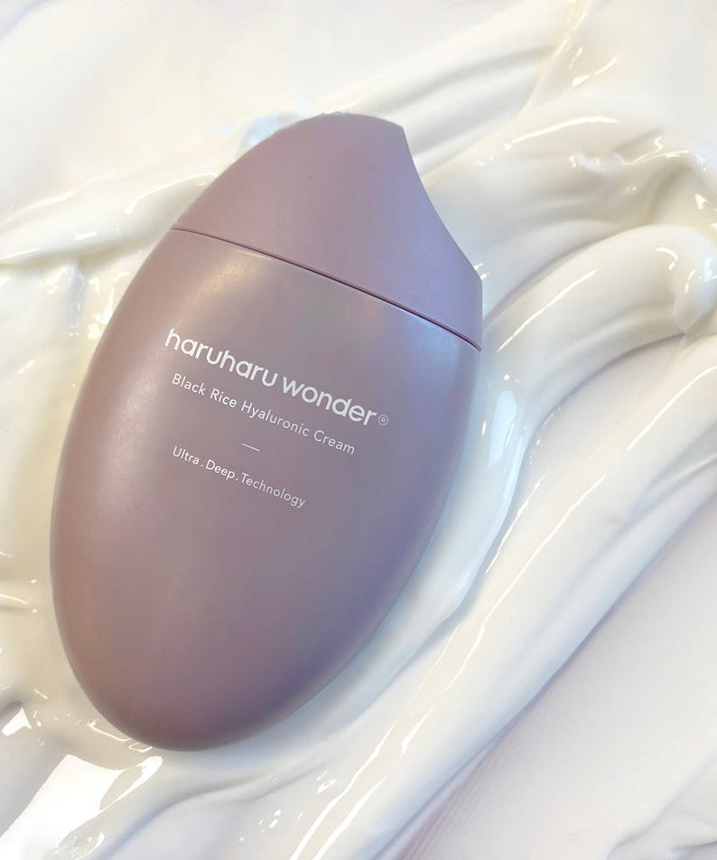 Crème HARUHARU Black Rice 10 Hyaluronic Cream 50ml sur fond crémeux, hydratation intense, technologie Ultra Deep.