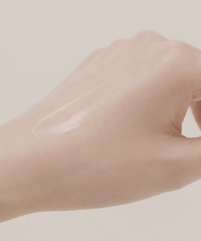 Texture lisse et hydratante du HARU HARU Black Rice Hyaluronic Essence 50ml sur une main, démontrant son absorption rapide et efficace.