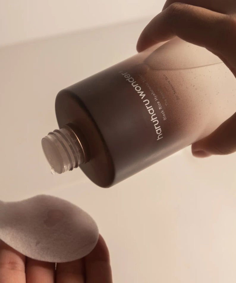 HARU HARU Black Rice Hyaluronic Toner Unscented 150ml versé sur un coton.