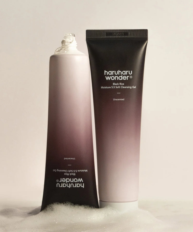 HARU HARU Black Rice Moisture Mildly Acidic Soft Cleansing Gel 100ml, gel nettoyant doux et hydratant, 100 ml, sur fond de mousse.