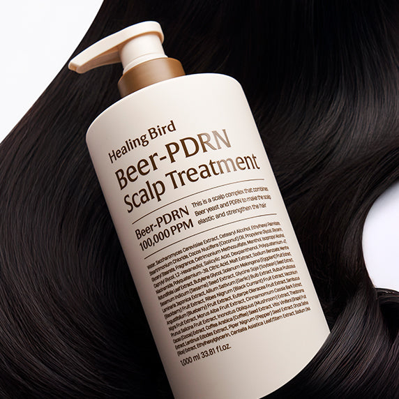 HEALING BIRD Beer PDRN Scalp Treatment 1000ml, flacon sur cheveux noirs, contexte beauté, étiquetage visible
