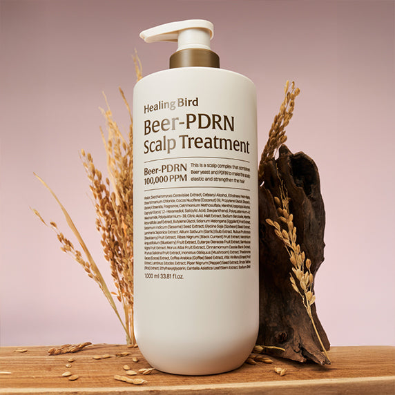 HEALING BIRD Beer PDRN Scalp Treatment 1000ml : flacon sur table avec grains, contexte esthétique spa, français.