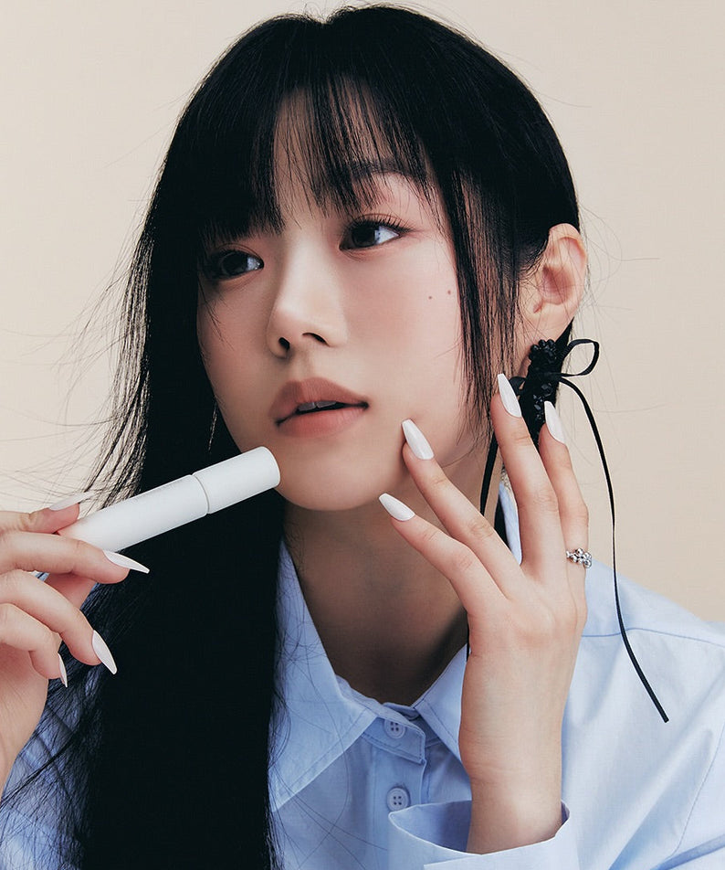 HEART PERCENT Dot On Mood All Cover Lip Base appliqué par une femme élégante; rouge à lèvres de couverture totale.