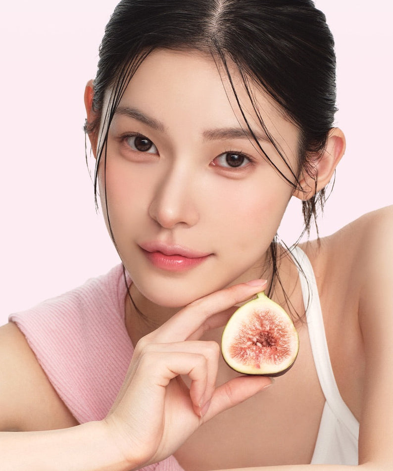 HEART PERCENT Dot On Mood First Tint 3.4g, maquillage sur modèle tenant un cœur en photo studio pastel