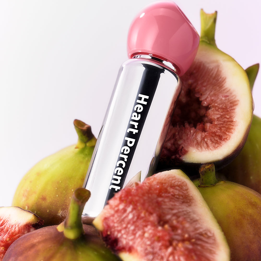 HEART PERCENT Dot On Mood First Tint 3.4g par Heart Percent, flacon rose sur figues, contexte visuel produit beauté.