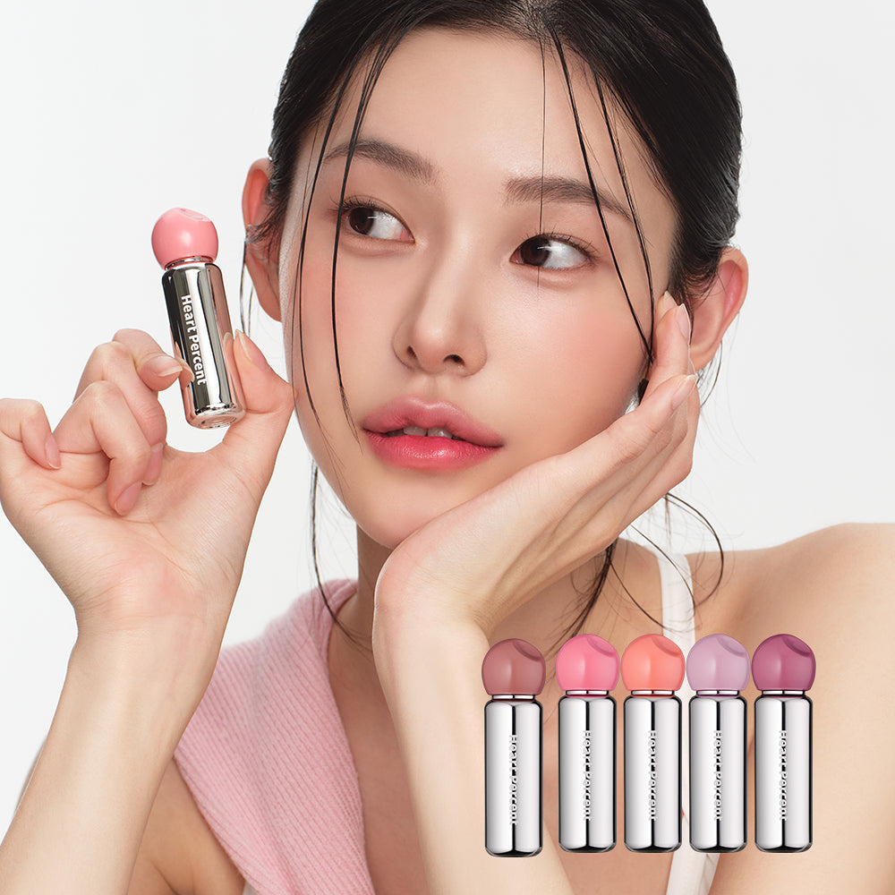 HEART PERCENT Dot On Mood First Tint 3.4g : femme maquillée avec mini flacons, teintes roses, fond clair
