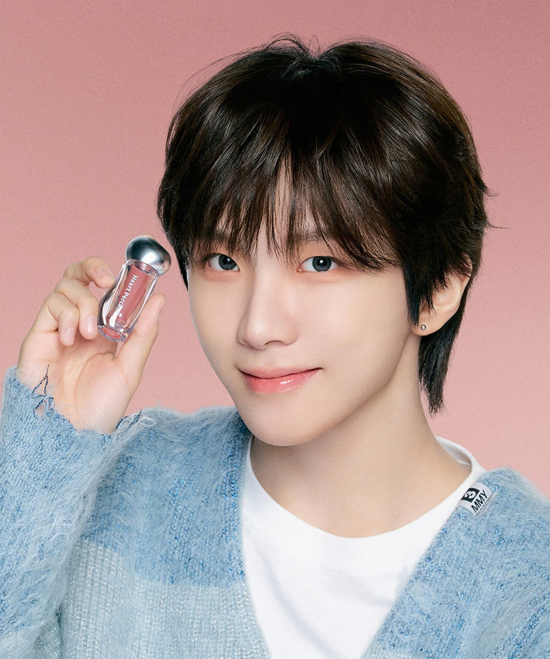 HEART PERCENT Dot On Mood Over Melting Gloss, flacon effet vitré sur fond rose, maquillage mode bouclé