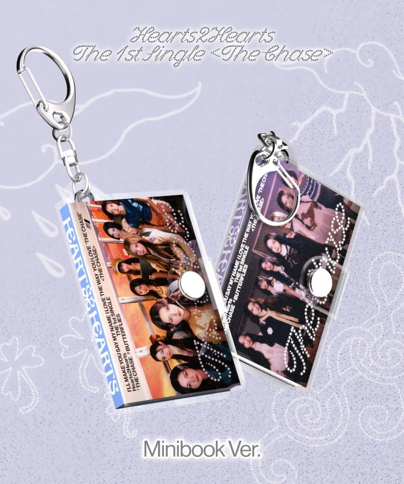 HEARTS2HEARTS - 1st Album [The Chase] (Minibook Ver.) (Smart Album) (Random 1 of 2) - Album Kpop : mini-books à porte-clés