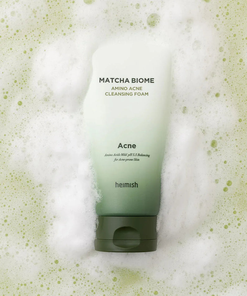 HEIMISH Matcha Biome Amino Acne Cleansing Foam 150g dans une texture mousseuse, soin du visage pour peau acnéique.