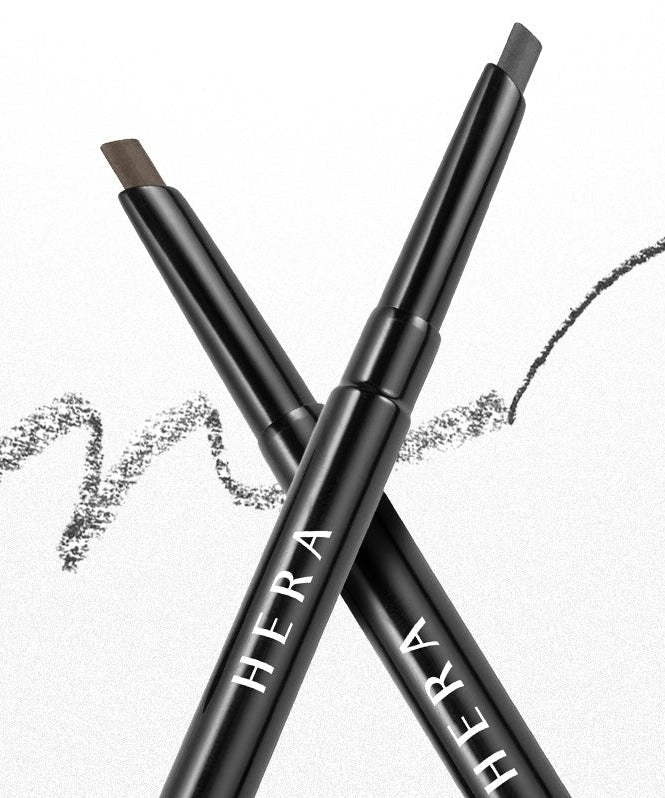 HERA Brow Desighner Auto Pencil de HERA, crayons à sourcils noirs sur fond blanc avec traits dessinés