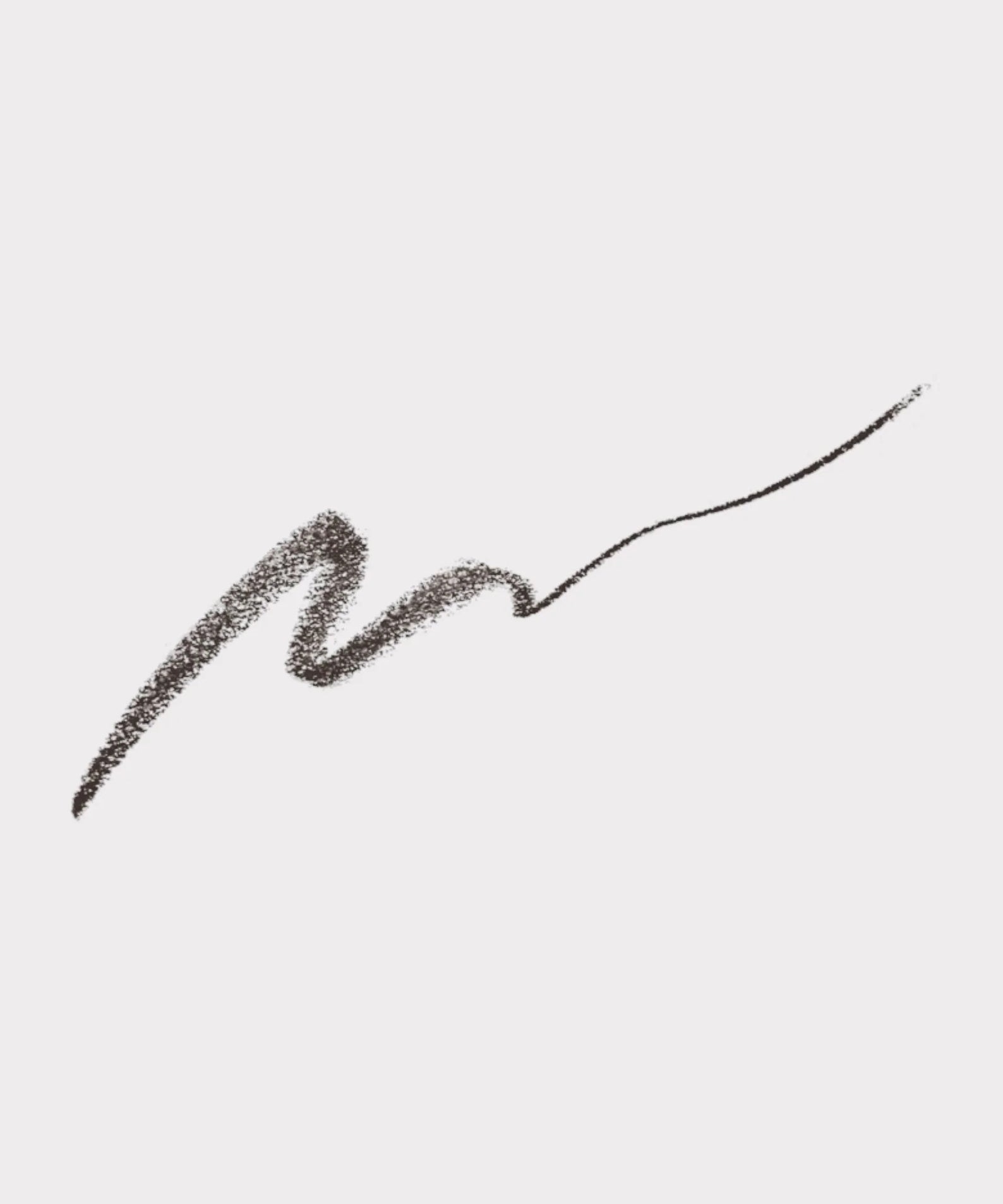 HERA Brow Desighner Auto Pencil de HERA, trait de sourcil brun sur fond clair, maquillage en gros plan.