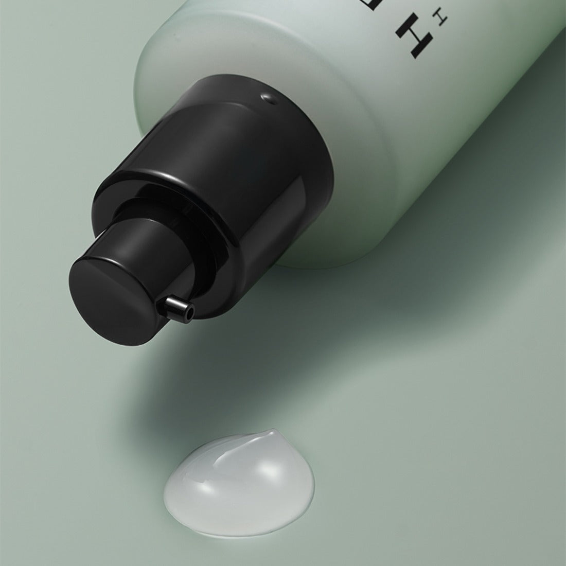 HERA Homme All-in-One Skin Hydro Treatment 150ml de HERA, flacon vert et crème blanche sur fond clair
