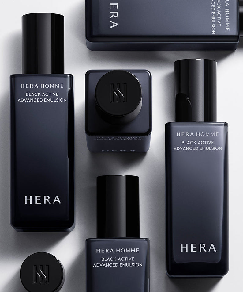 HERA Homme Black Active Advanced Toner 125ml HERA, flacon noir sur fond clair avec autres produits de soin homme