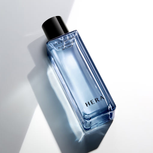 HERA  Homme Blue Essence In Toner 125ml de HERA, flacon bleu sur fond blanc, éclairage studio, cosmétique homme