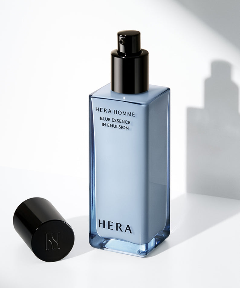 HERA Homme Blue Essence in Emulsion 110ml de HERA, flacon bleu sur fond clair, style minimaliste et moderne.