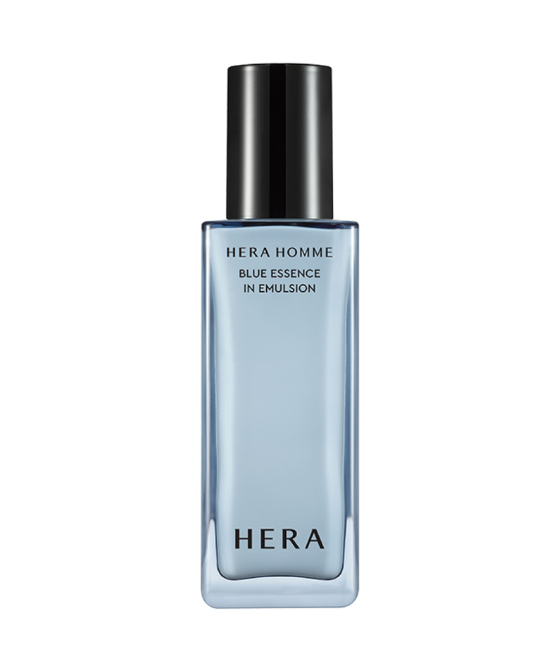 HERA Homme Blue Essence in Emulsion 110ml HERA, flacon bleu en studio sur fond noir, produit masculin.