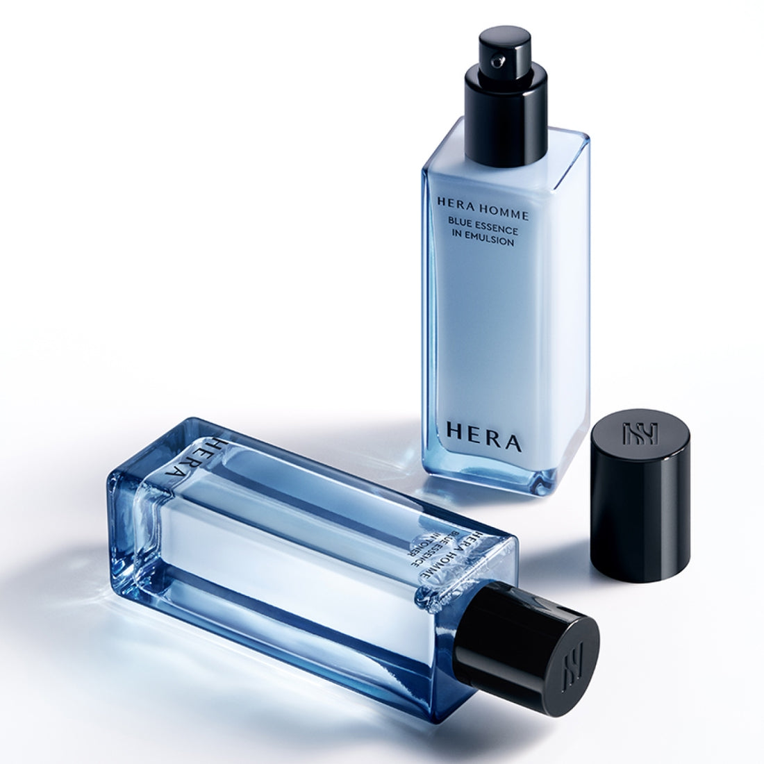 HERA Homme Blue Essence in Emulsion 110ml HERA, flacon bleu sur fond blanc, présentation produit cosmétique masculine