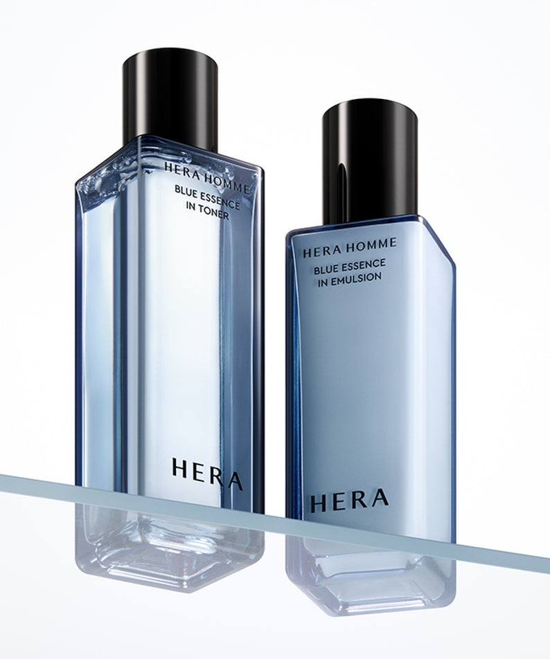 HERA Homme Blue Essence in Emulsion 110ml HERA, flacons bleus sur fond clair avec rayure, style cosmétique