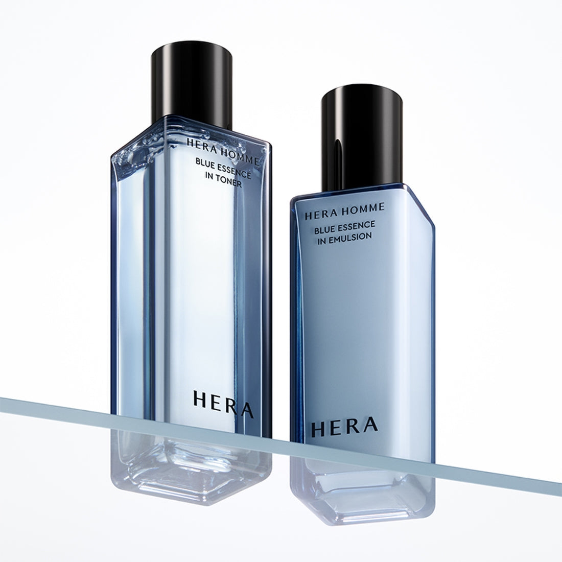 HERA Homme Blue Essence in Emulsion 110ml HERA, flacons bleus sur fond clair avec rayure, style cosmétique