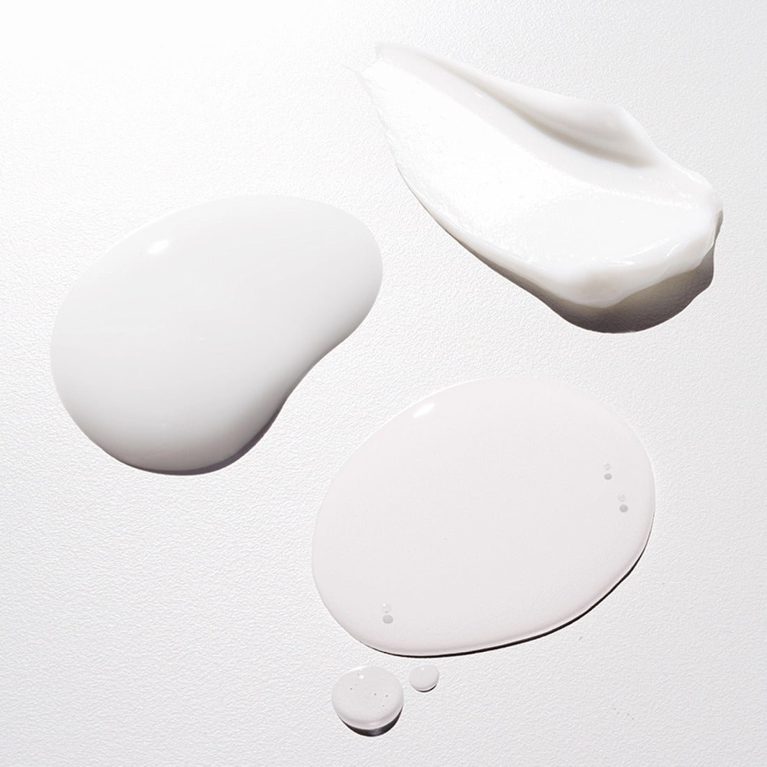 HERA Hydro-Dew Plumping Ampoule 50ml, texture blanche sur fond clair, gouttes et éclat de plumping par la marque HERA