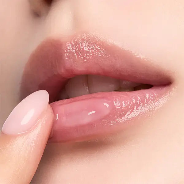 HERA  Lip Serum Intense 11g, sérum lèvres brillant appliqué sur lèvres, gros plan maquillage beauté, marque HERA