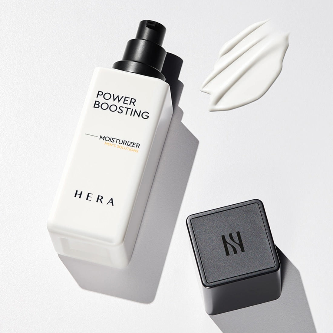 HERA Powder Boosting Moisturizer 110ml de HERA, flacon blanc sur fond clair avec texture crème visible, contexte beauté.