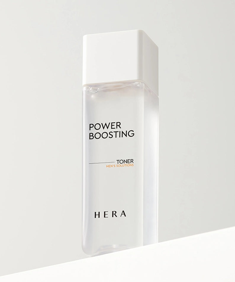 HERA Power Boosting Toner 150ml, flacon blanc HERA sur fond clair minimaliste, vue produit.