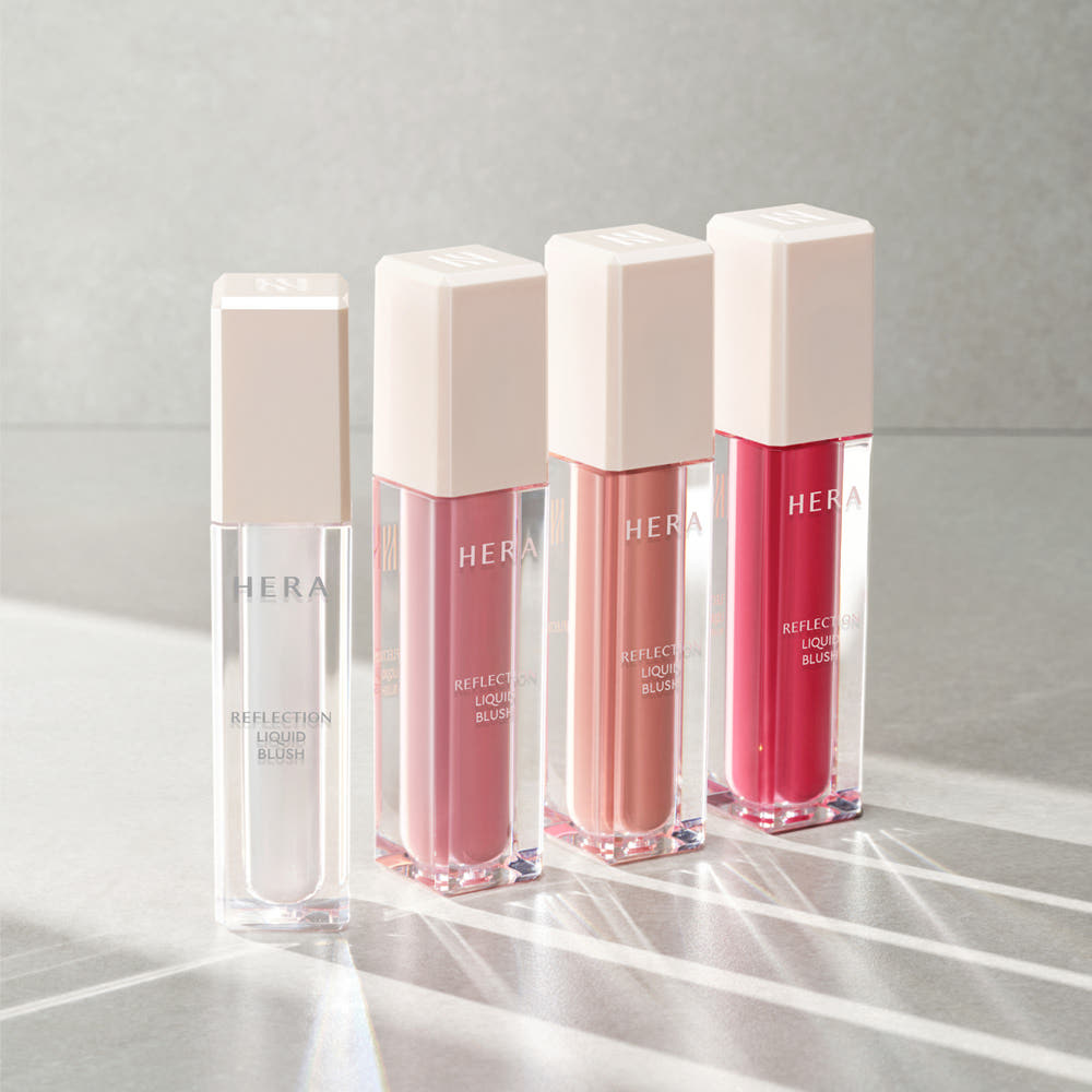 HERA Reflection Liquid Blush 7.5g de HERA, flacons transparents sur fond clair, maquillage liquide en contexte studio.