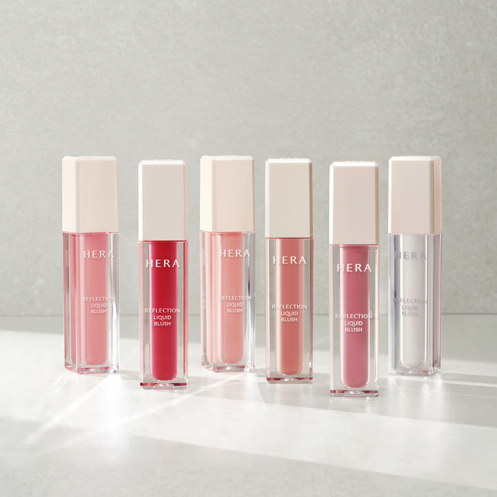 HERA Reflection Liquid Blush 7.5g de HERA : plusieurs flacons liquides roses sur fond clair, style beauté.