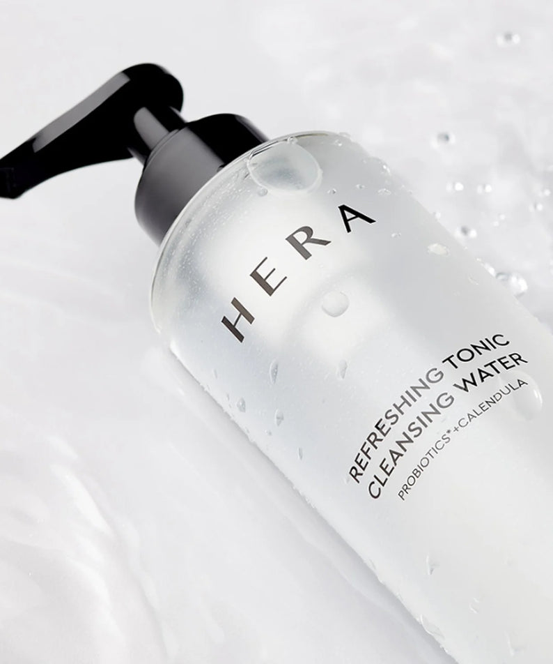 HERA Refreshing Tonic Cleansing Water 200ml, bouteille sur fond blanc avec éclaboussures, marque HERA visible.
