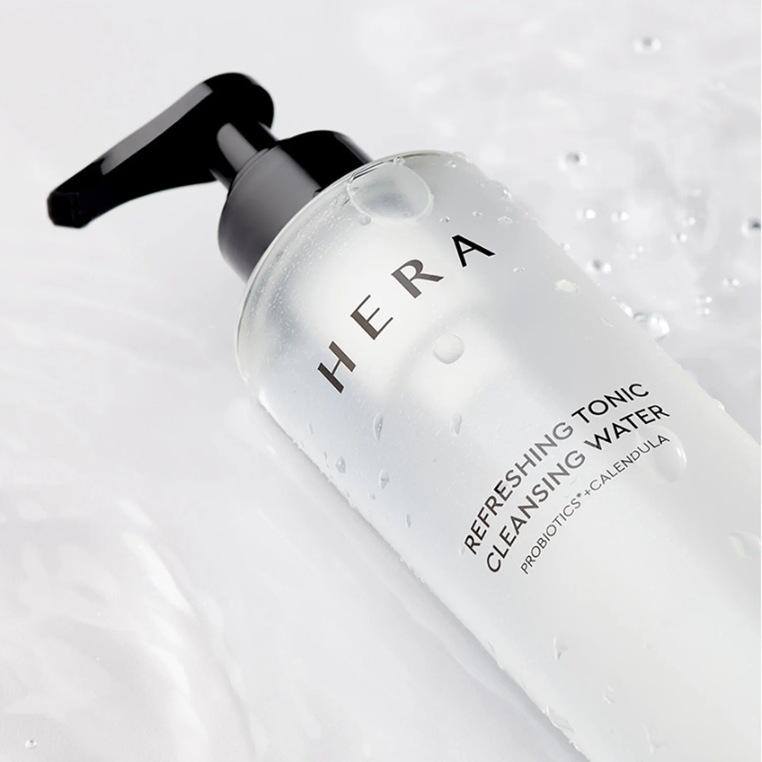 HERA Refreshing Tonic Cleansing Water 200ml, bouteille sur fond blanc avec éclaboussures, marque HERA visible.