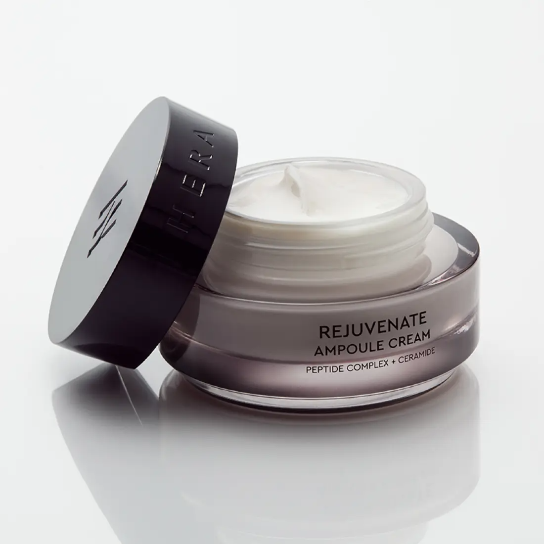 HERA Rejuvanate Ampoule Cream 50ml de HERA sur fond blanc, pot ouvert avec crème, contexte skincare beauté.