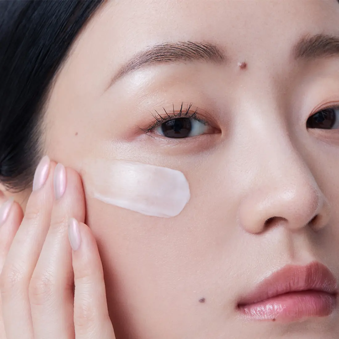 HERA Rejuvanate Ampoule Cream 50ml, application sur le visage avec patch, marque HERA, contexte beauté.