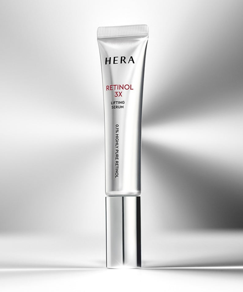 HERA Retinol 3X Lifting Serum 25ml, flacon de sérum HERA sur fond blanc minimaliste, éclairage doux.