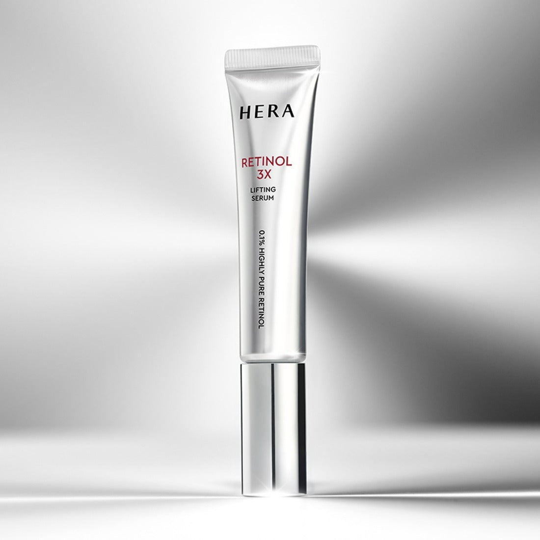 HERA Retinol 3X Lifting Serum 25ml, flacon de sérum HERA sur fond blanc minimaliste, éclairage doux.