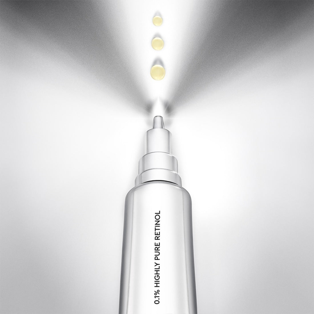HERA Retinol 3X Lifting Serum 25ml de HERA, sérum en flacon blanc sur fond lumineux minimaliste, gouttes dorées